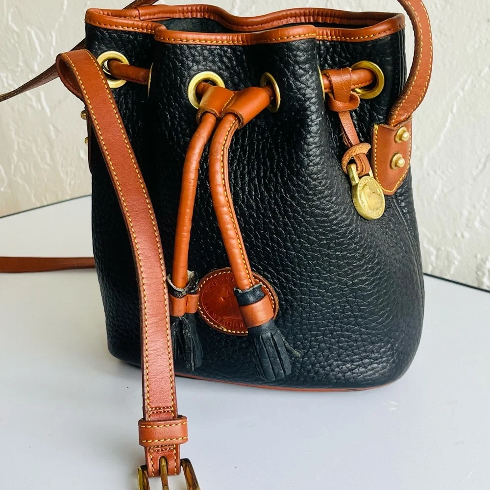 MINI VINTAGE DOONEY AND BOURKE CROSSBODY BUCKET BLACK /BRITISH TAN ♦️HOST PICK♦️ - Picture 4 of 16